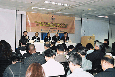 Ir. Dr. K.P. Chow, Committee Member, IT Division, HKIE (first left), Mr. Micky Lo, Managing Director and Head - Asia IT Risk Management, JPMorgan Chase Bank, N.A. (second left), Dr. Elizabeth Quat, Co-founder, iProA (middle), Mr. Dale Johnstone, Chief Information Security Officer, PCCW Ltd (second right) and Mr. Vincent Chan, President, ISACA (HK Chapter) shared views with participants during the panel discussion.