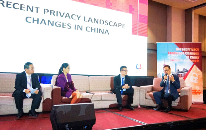 The Privacy Commissioner (1st from right) moderates and speaks at the session entitled “Recent Privacy Landscape Changes in China”, sharing an overview of the recent development in personal information protection in the mainland of China.