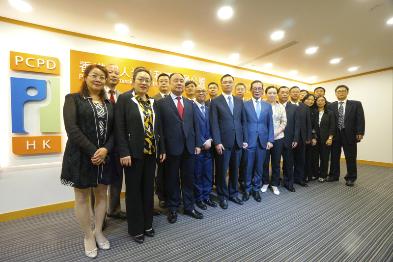 The Privacy Commissioner for Personal Data, Hong Kong, Mr Stephen Kai-yi WONG, welcomes a delegation of senior judges from mainland China.