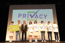 個人資料私隱專員蔣任宏（左圖第二排右五）與政制及內地事務局副局長劉江華（左圖第二排左五）帶領一百五十名學生於2013年4月28日為「關注私隱運動2013」揭開序幕。