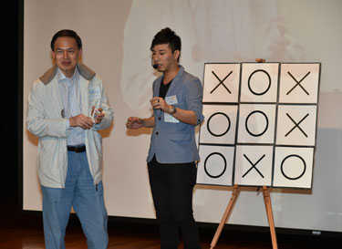 個人資料私隱專員蔣任宏(左)參與魔術師甄澤權先生(右)的表演。