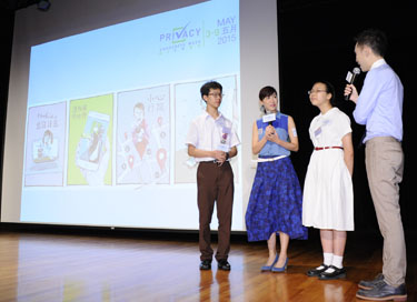 郭詠嘉小姐(左二)介紹她四幅宣揚私隱訊息的手繪插畫。